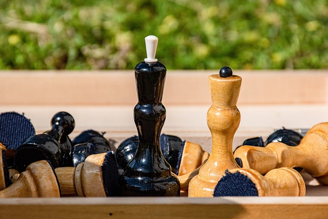 背後激烈競 背後激烈競